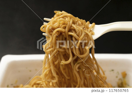 焼きそば カップ焼きそば プラスチックフォークで持ち上げる 焼きそば カップ焼きそば プラスチックフォークで持ち上げる 117650765