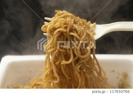 焼きそば　カップ焼きそば　プラスチックフォークで持ち上げる 117650766
