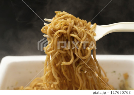 焼きそば　カップ焼きそば　プラスチックフォークで持ち上げる 117650768