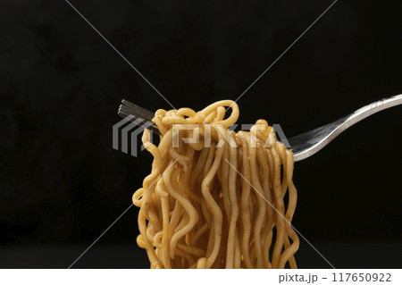 焼きそば　カップ焼きそば　フォークで持ち上げる 117650922