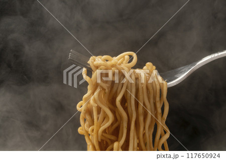 焼きそば　カップ焼きそば　フォークで持ち上げる 117650924