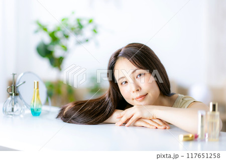 艶髪　女性　ビューティー 117651258