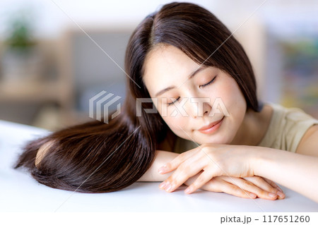艶髪　女性　ビューティー 117651260