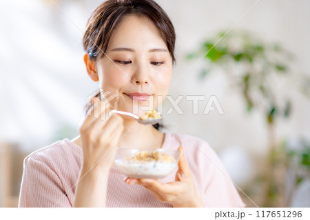 女性 ライフスタイル フルグラ 女性 ライフスタイル フルグラ 117651296