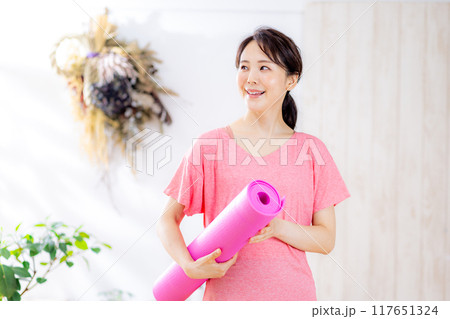 ヨガをする女性 ヨガをする女性 117651324