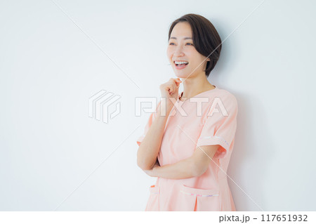 悩む看護師 悩む看護師 117651932