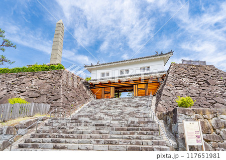 甲府城 鉄門 甲府中心市街地からの眺望は城下町甲府の風格と活気を取り戻す　謝恩碑 117651981