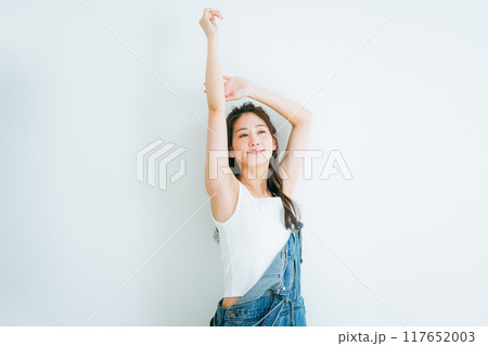 若い日本人女性の美容イメージ 117652003