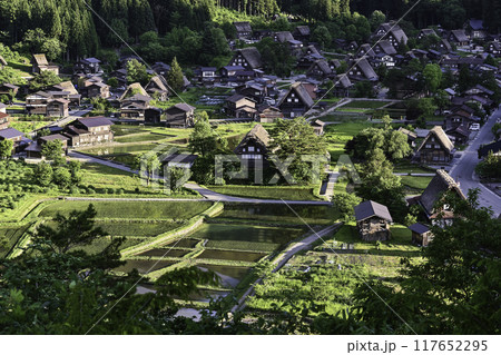 春の白川郷夕景 117652295