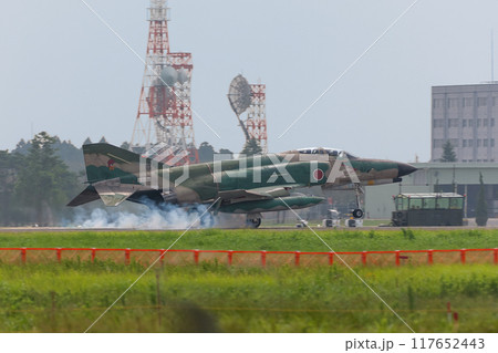 航空自衛隊RF-4EJファントムⅡ偵察機の着陸 航空自衛隊RF-4EJファントムⅡ偵察機の着陸 117652443