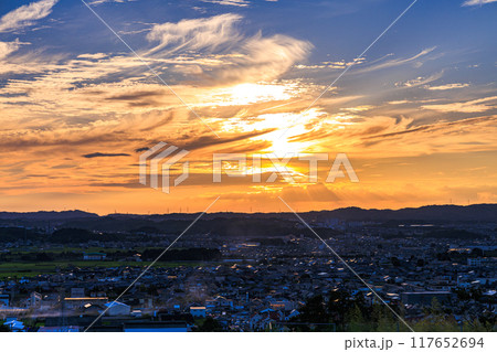 京都府最南端木津川市木津の街を望む高台からの夕景　山際を黄金色に染めながら生駒山系に沈ずむ夕日#2 117652694