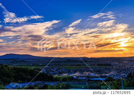 京都府最南端木津川市木津の街を望む高台からの夕景　山際を黄金色に染めながら生駒山系に沈ずむ夕日#3 117652695
