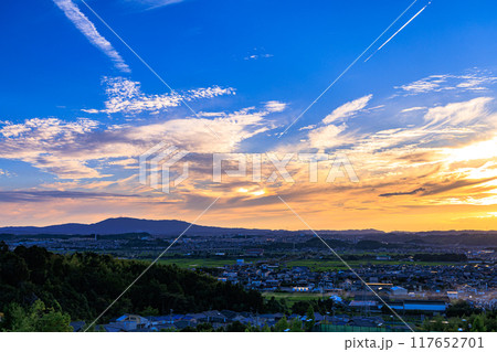 京都府最南端木津川市木津の街を望む高台からの夕景　山際を黄金色に染めながら生駒山系に沈ずむ夕日#9 117652701