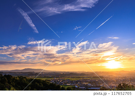 京都府最南端木津川市木津の街を望む高台からの夕景　山際を黄金色に染めながら生駒山系に沈ずむ夕日#13 117652705