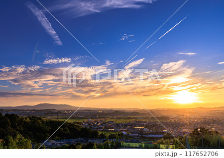 京都府最南端木津川市木津の街を望む高台からの夕景　山際を黄金色に染めながら生駒山系に沈ずむ夕日#14 117652706