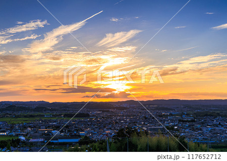 京都府最南端木津川市木津の街を望む高台からの夕景　山際を黄金色に染めながら生駒山系に沈ずむ夕日#20 117652712