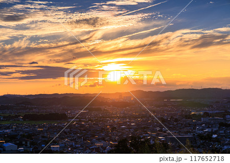 京都府最南端木津川市木津の街を望む高台からの夕景　山際を黄金色に染めながら生駒山系に沈ずむ夕日#26 117652718