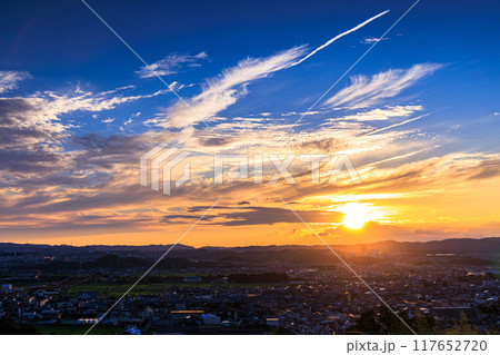 京都府最南端木津川市木津の街を望む高台からの夕景　山際を黄金色に染めながら生駒山系に沈ずむ夕日#28 117652720