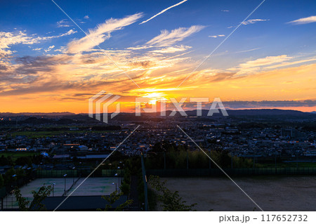 京都府最南端木津川市木津の街を望む高台からの夕景　山際を黄金色に染めながら生駒山系に沈ずむ夕日#33 117652732