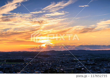 京都府最南端木津川市木津の街を望む高台からの夕景 山際を黄金色に染めながら生駒山系に沈ずむ夕日#35 京都府最南端木津川市木津の街を望む高台からの夕景 山際を黄金色に染めながら生駒山系に沈ずむ夕日#35 117652735