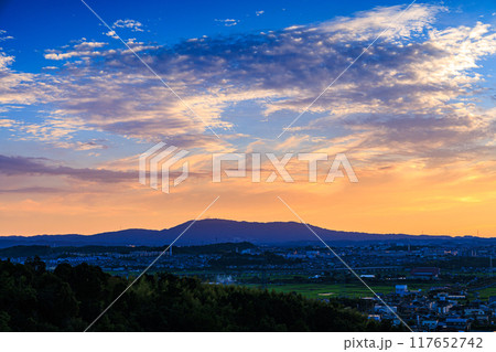 京都府最南端木津川市木津の街を望む高台からの夕景　山際を黄金色に染めながら生駒山系に沈ずむ夕日#42 117652742