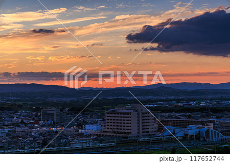 京都府最南端木津川市木津の街を望む高台からの夕景　山際を黄金色に染めながら生駒山系に沈ずむ夕日#44 117652744