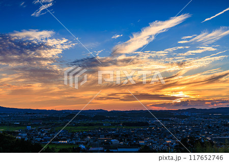京都府最南端木津川市木津の街を望む高台からの夕景 山際を黄金色に染めながら生駒山系に沈ずむ夕日#46 京都府最南端木津川市木津の街を望む高台からの夕景 山際を黄金色に染めながら生駒山系に沈ずむ夕日#46 117652746