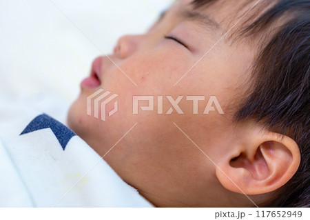 2歳幼児の寝顔アップ 117652949