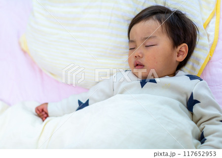 2歳幼児の寝顔アップ 2歳幼児の寝顔アップ 117652953