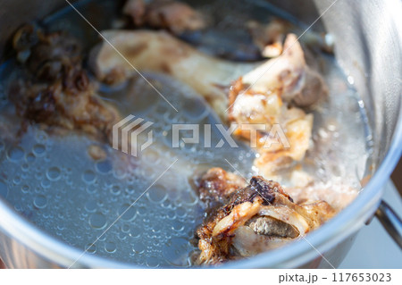 圧力鍋で茹でた生肉の犬の餌 ゲンコツ 圧力鍋で茹でた生肉の犬の餌 ゲンコツ 117653023