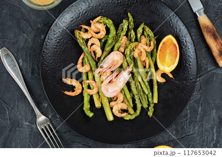 Salad with asparagus and shrimps 117653042