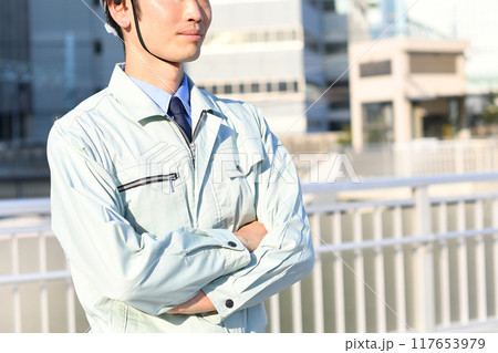 作業服姿のヘルメットをつけたアジア人男性 作業服姿のヘルメットをつけたアジア人男性 117653979
