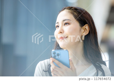 スマートフォンを操作する若い女性 117654072