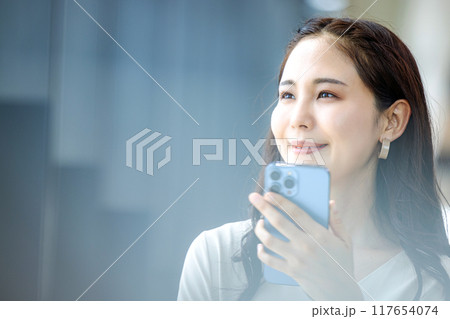 スマートフォンを操作する若い女性 スマートフォンを操作する若い女性 117654074