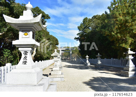 灯籠の並ぶ道 灯籠の並ぶ道 117654623