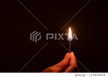 暗い部屋でマッチに火を着ける 117654634