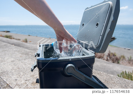 クーラーボックスからペットボトルを取り出す クーラーボックスからペットボトルを取り出す 117654638