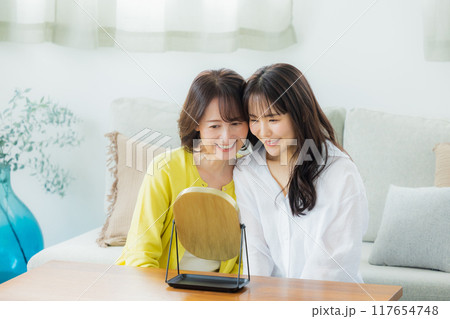 肌を気にする親子の女性 117654748