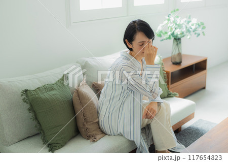 体調不良のミドル女性　 117654823