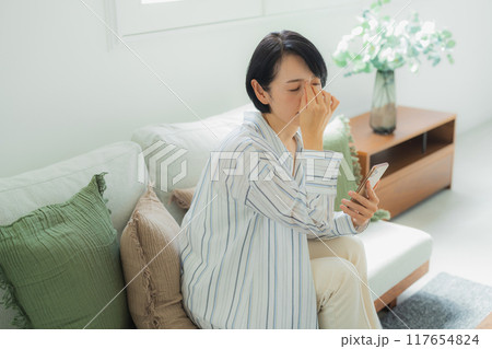 体調不良のミドル女性 体調不良のミドル女性 117654824