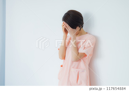 悩む看護師 117654884