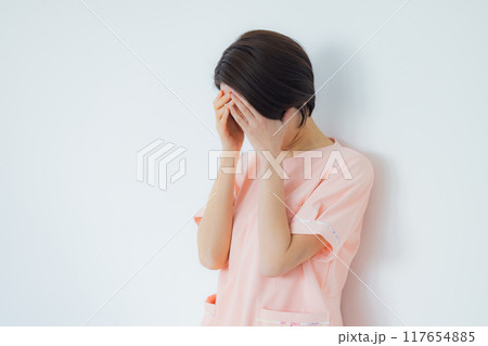 悩む看護師 117654885
