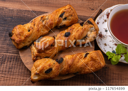 レーズンツイストパン 117654899