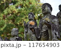 紅葉を持つ石仏 117654903