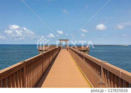道の駅　越後出雲崎天領の里　夕凪の橋を渡る 117655026