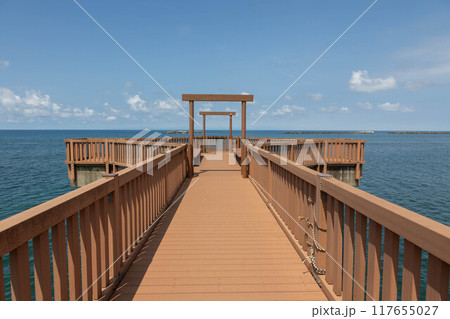 道の駅　越後出雲崎天領の里　夕凪の橋を渡る 117655027