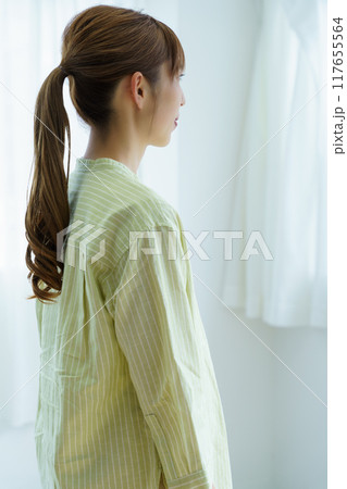 オフィスで起業の準備をする若い女性 オフィスで起業の準備をする若い女性 117655564