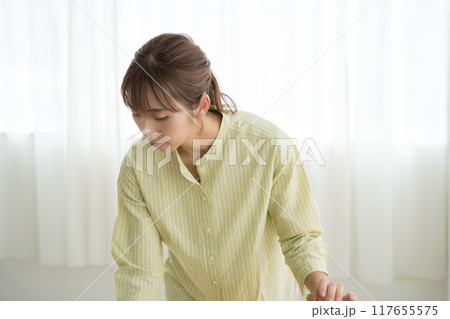 オフィスで起業の準備をする若い女性 117655575