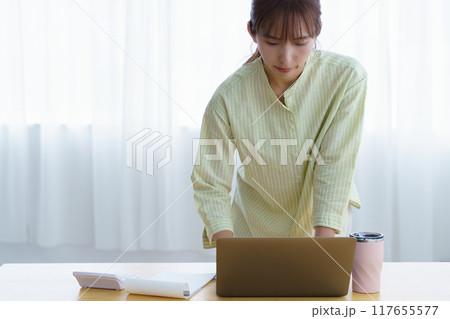 オフィスで起業の準備をする若い女性 117655577