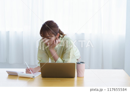 オフィスで起業の準備をする若い女性 117655584